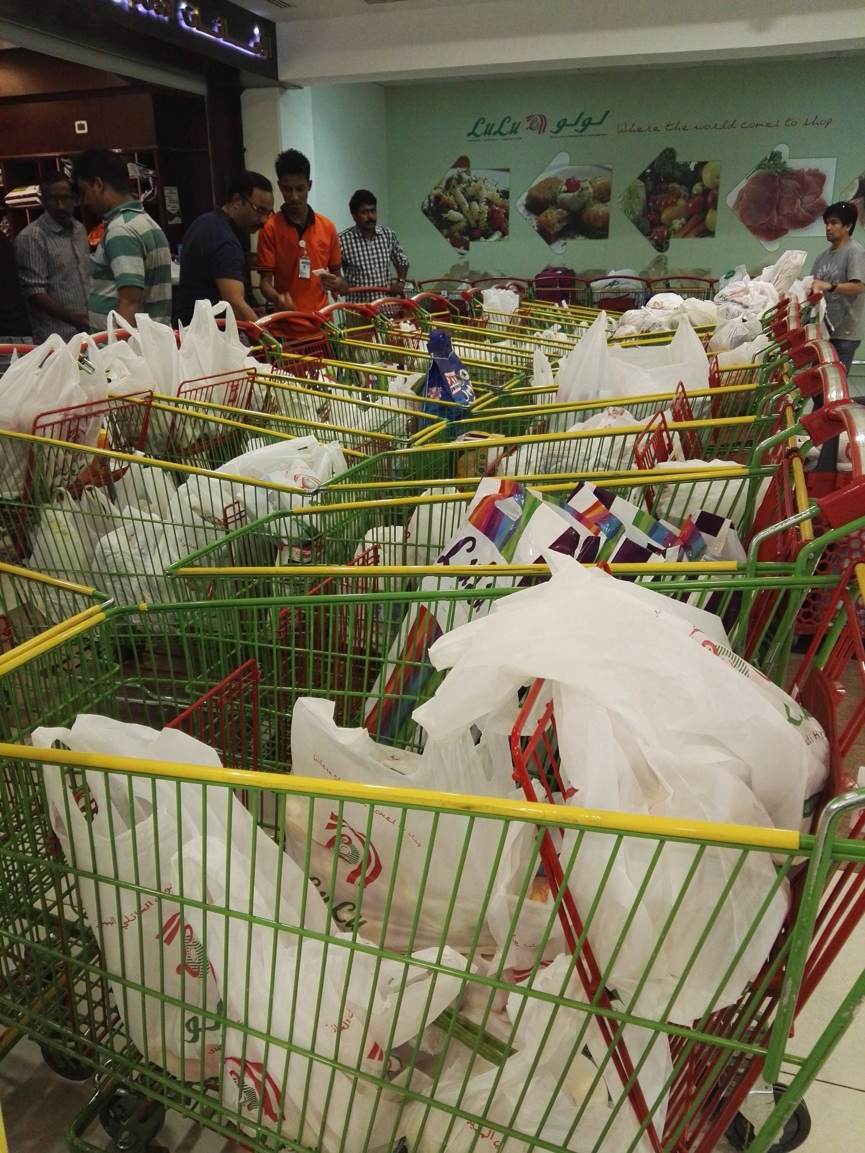 沙特阿拉伯的超市，最爱聘请男收银员