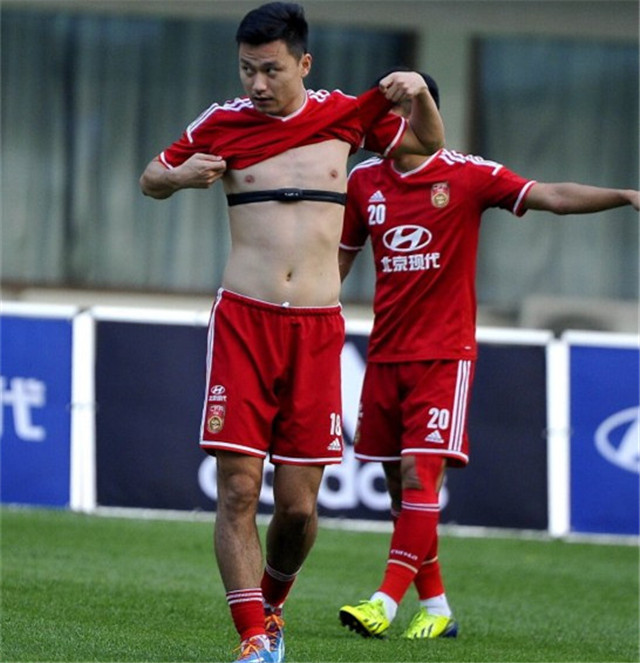 老国足与现在的国足腹肌对比,国足球员肚型图片大全