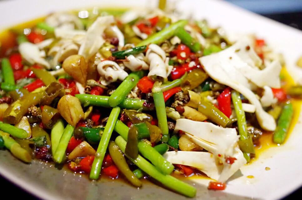 第一次吃烧烤串被惊艳,山洞里吃饭是一种什么体验