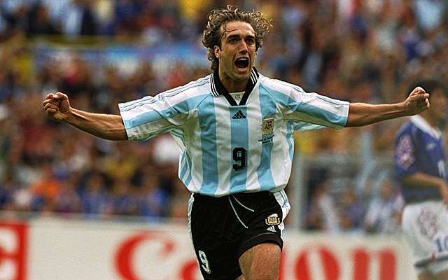 战神巴蒂斯图塔戴金牌,足球战神巴蒂斯图塔射门