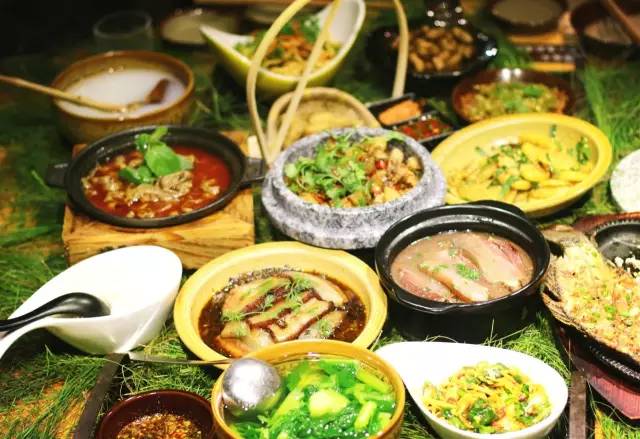 青松叶、红炭火，小院儿里有饭菜香