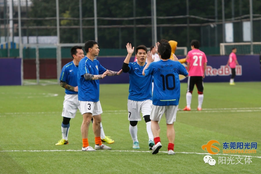 最高热情战胜最低气温红牛“贺岁杯”足球赛好疯狂