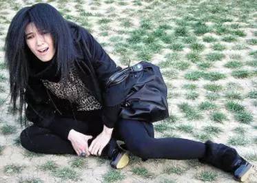 穿高跟鞋如何保护脚后跟,穿高跟鞋经常磨破脚怎么办