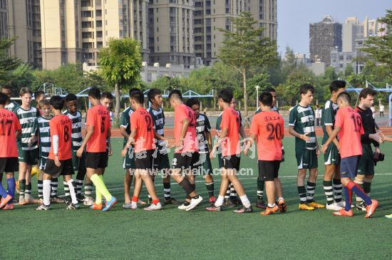 八中各所学校进行足球比赛,和县二中足球比赛