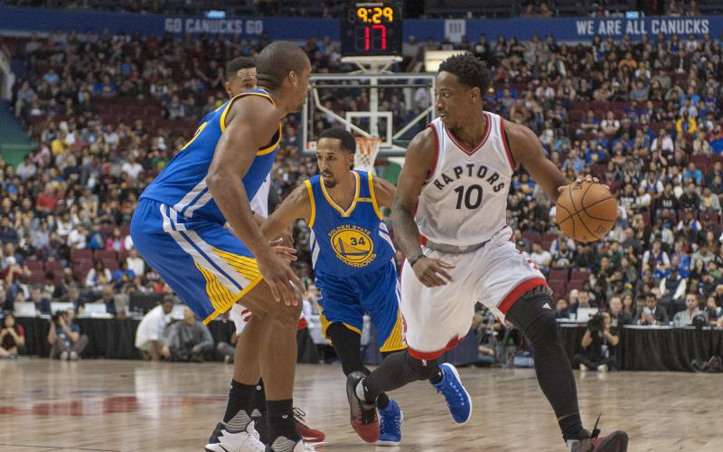 NBA季前揭幕赛猛禽队员手挽手抗议警察射杀黑人