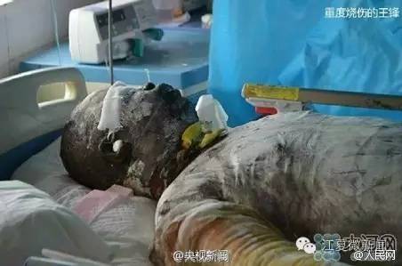 我伙呆!开着开着就饿了!两货车停高速应急车道,4人下车做饭...