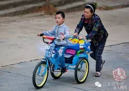 我伙呆!开着开着就饿了!两货车停高速应急车道,4人下车做饭...