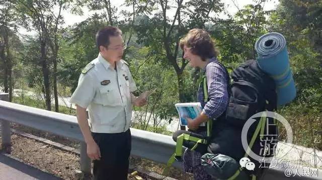我伙呆!开着开着就饿了!两货车停高速应急车道,4人下车做饭...