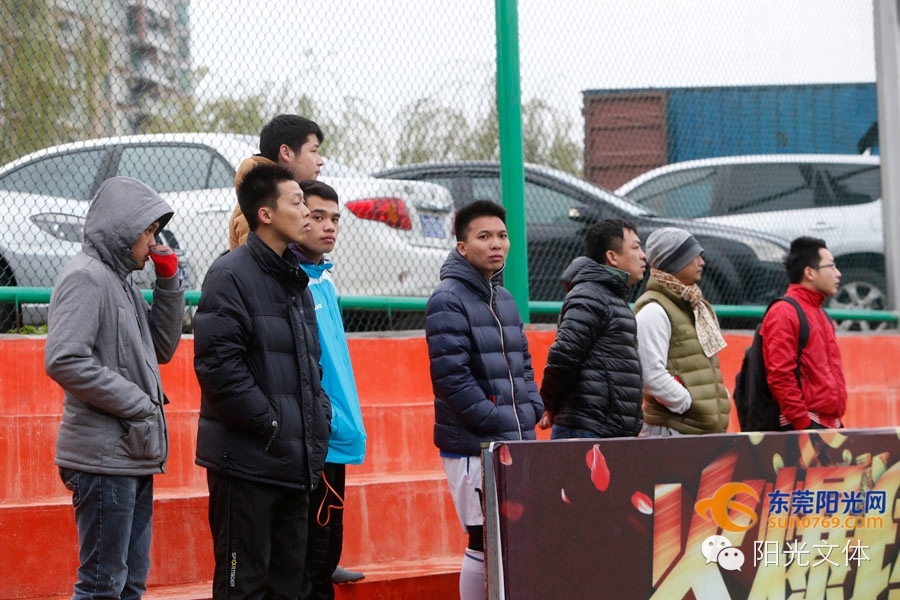 最高热情战胜最低气温红牛“贺岁杯”足球赛好疯狂