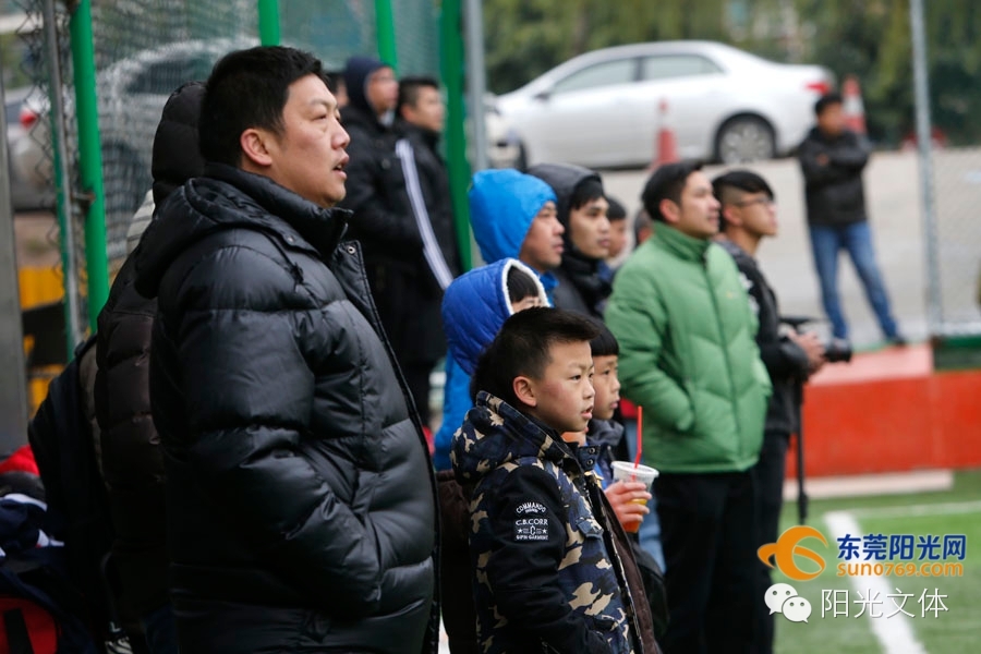 最高热情战胜最低气温红牛“贺岁杯”足球赛好疯狂