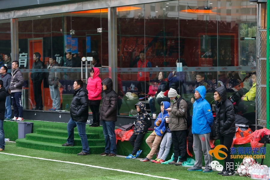 最高热情战胜最低气温红牛“贺岁杯”足球赛好疯狂