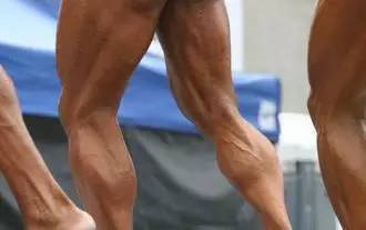 怎样练腿踢球很有力,踢球的人怎么练腿