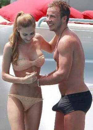 除了佩莱，足坛还有哪些球星抱得美人归？