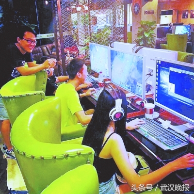 60万买的证如今一文不值武汉近300家网吧正陷“进退两难”