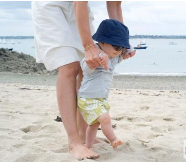 宝宝勾着脚趾走路,宝宝学走路总喜欢踮着脚怎么回事