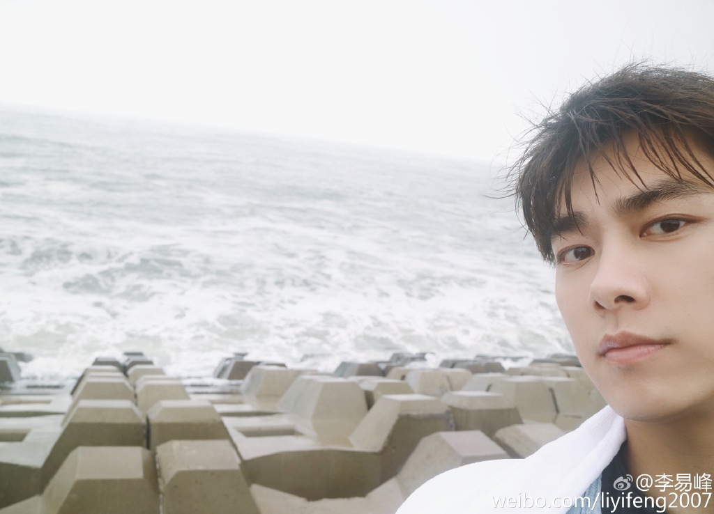 李易峰的日常照片图,李易峰年轻笑容超治愈