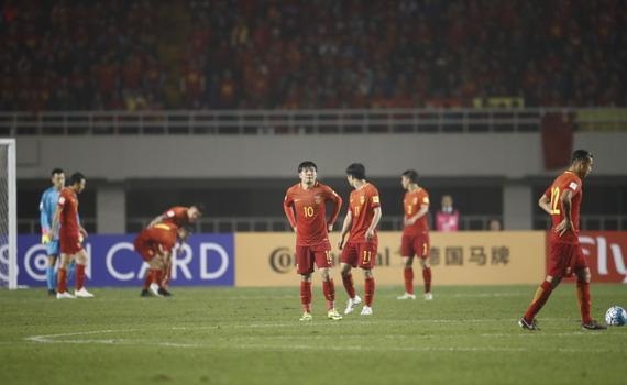 不胜反输成国庆第一堵！国足门将送礼叙利亚门将如艺人卧草都太坑