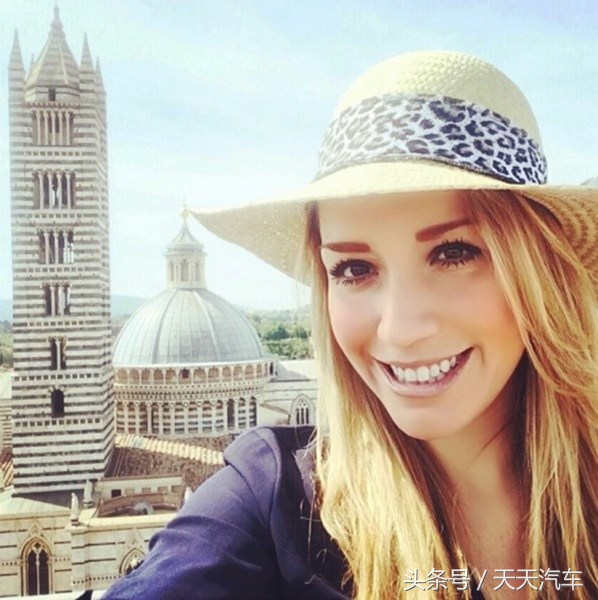 给c罗发奖的女星,c罗给伊丽莎白开飞机