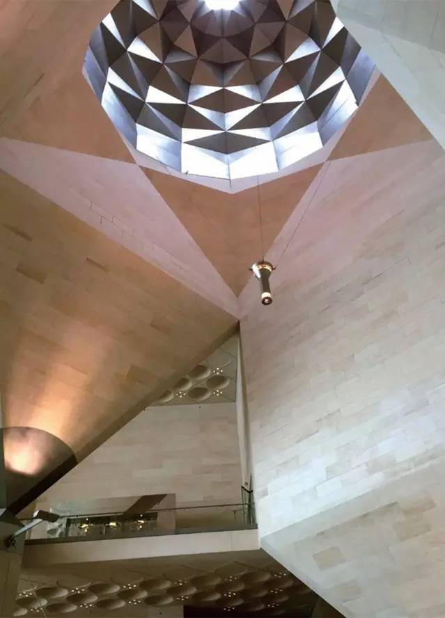 波斯湾双城记：天方夜谭般的魔幻色彩