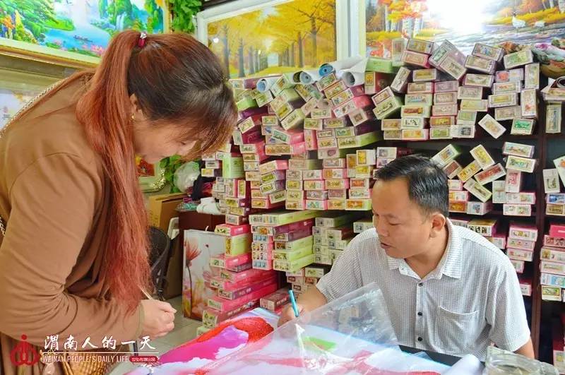 渭南人的一天No.27：钟爱十字绣的大叔王友民