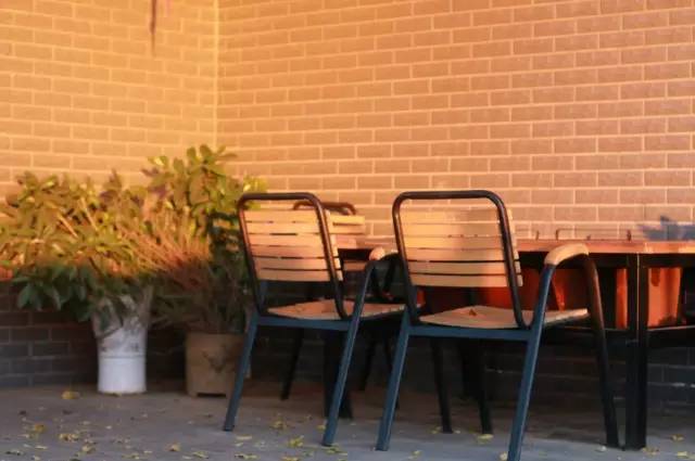 青松叶、红炭火，小院儿里有饭菜香