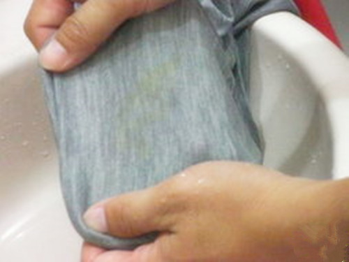 孩子衣服上水果汁怎么去掉,果汁滴到白色衣服上怎么处理