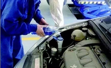 汽车喷玻璃水歪了怎么办,玻璃水喷歪了怎么调