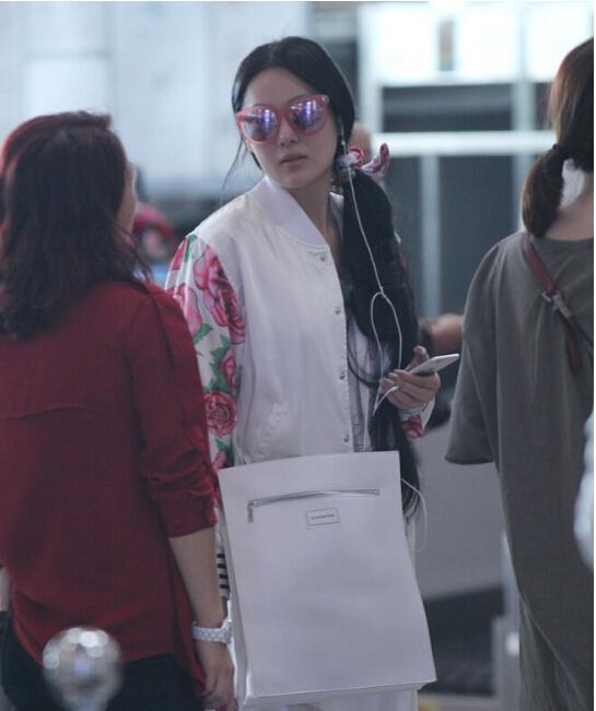 张馨予的穿着打扮其实还挺好看的,张馨予一身全黑帅气女王范十足