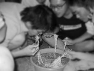 抖腿不是病，只因儿时一不谨慎见过洗脸盆