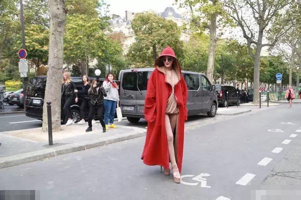 张馨予的穿着打扮其实还挺好看的,张馨予一身全黑帅气女王范十足