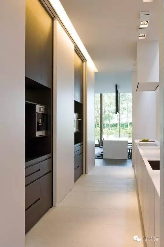 推拉门里面卡东西推不动了,厨房推拉门吊轨推不动怎么修