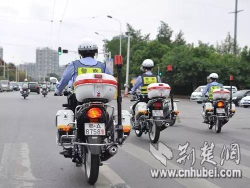 交警抓到警察怎么处理,交警当场抓到扣分是当时扣吗