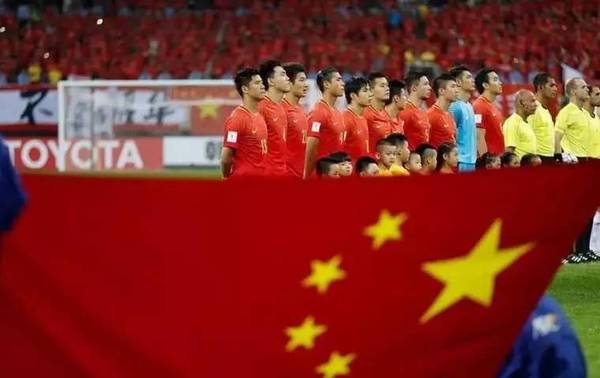 国足一战暴露3大短板,媒体：国足确实滑落到亚洲三流