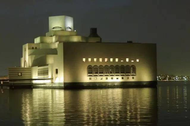 波斯湾双城记：天方夜谭般的魔幻色彩