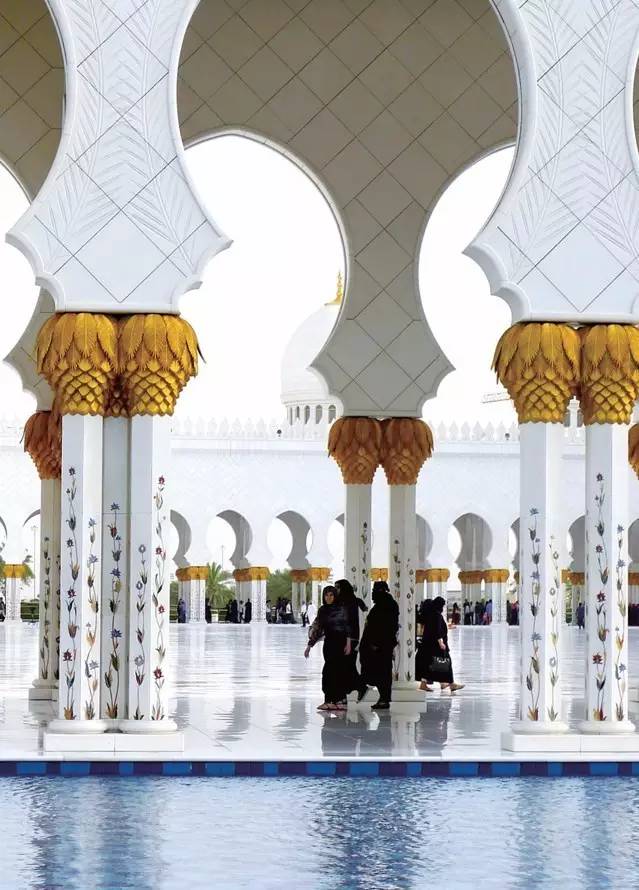 波斯湾双城记：天方夜谭般的魔幻色彩