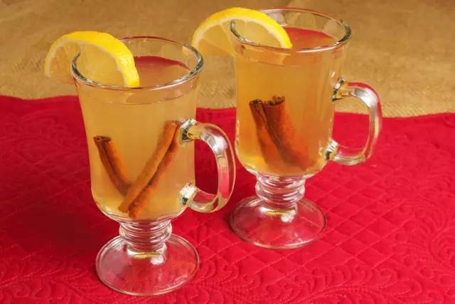 鸡尾酒杯大小型号怎么选,鸡尾酒杯子怎么拿