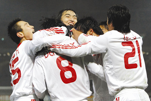 采访球迷你还会再看国足吗,你还会看国足比赛吗