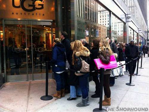 一双丑到爆的棉鞋火了几十年，年销90亿，夏天也有爆款，靠一反时尚毒招