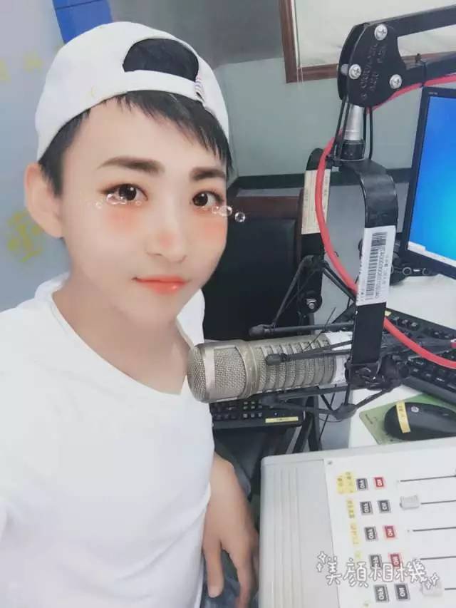 酒已点好，今晚在民歌湖酒吧街三位美艳的930主播与你有约！