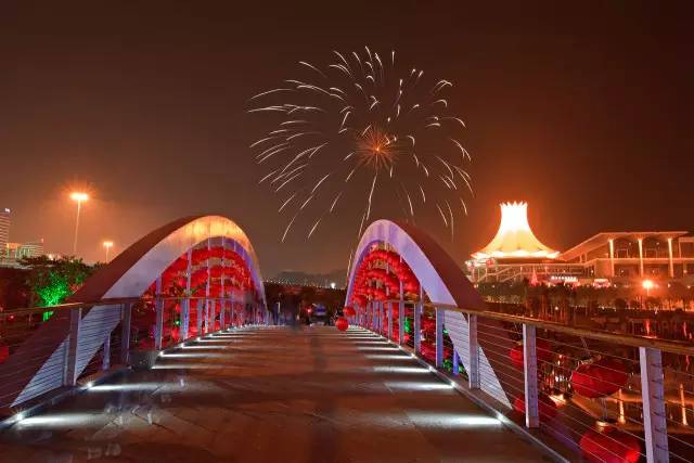 酒已点好，今晚在民歌湖酒吧街三位美艳的930主播与你有约！