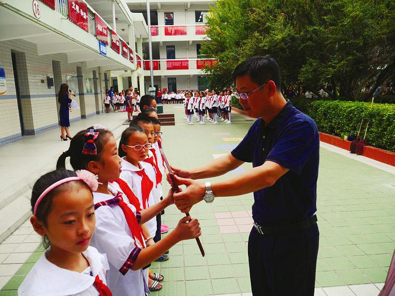 让每个孩子的童年绽放七色光芒——咸阳彩虹小学七色校园文化体系素描
