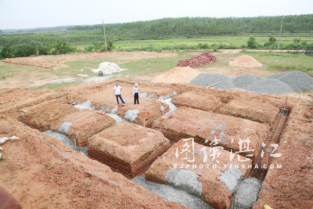 村里建篮球场强行占用村民宅基地,村里篮球场违规占用农地