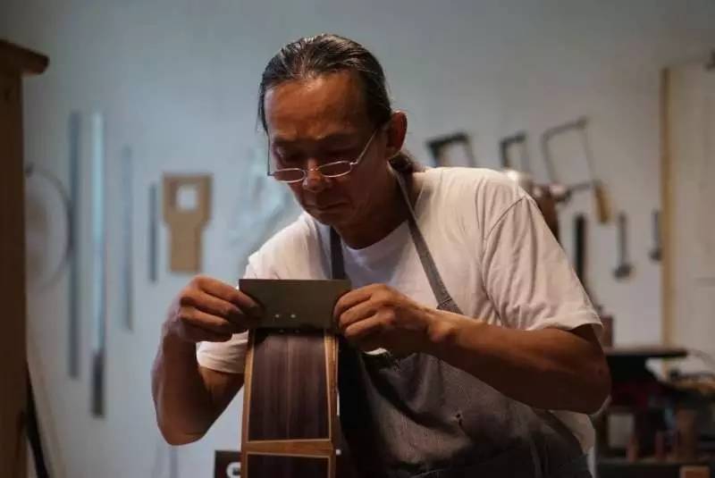 此地人|忘情指舞——大师级手工制琴师解小石