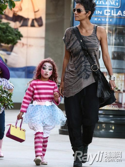 美国万圣节萌娃,万圣萌娃齐捣蛋