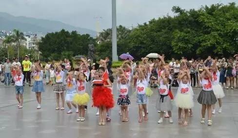 庆祝建队日致敬红领巾,迎接建队日致敬红领巾