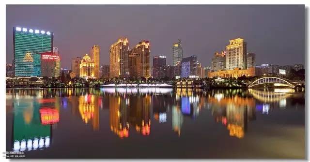 酒已点好，今晚在民歌湖酒吧街三位美艳的930主播与你有约！