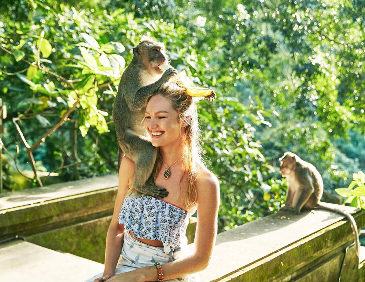 上帝の光｜穿衣服对她是种浪费，生的孩子叫腰精的后裔