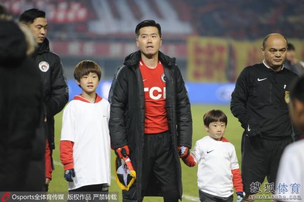 辽足战苏宁肇俊哲告别战潇洒带球大将风范