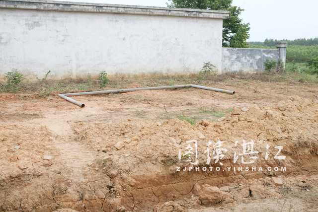 村里建篮球场强行占用村民宅基地,村里篮球场违规占用农地