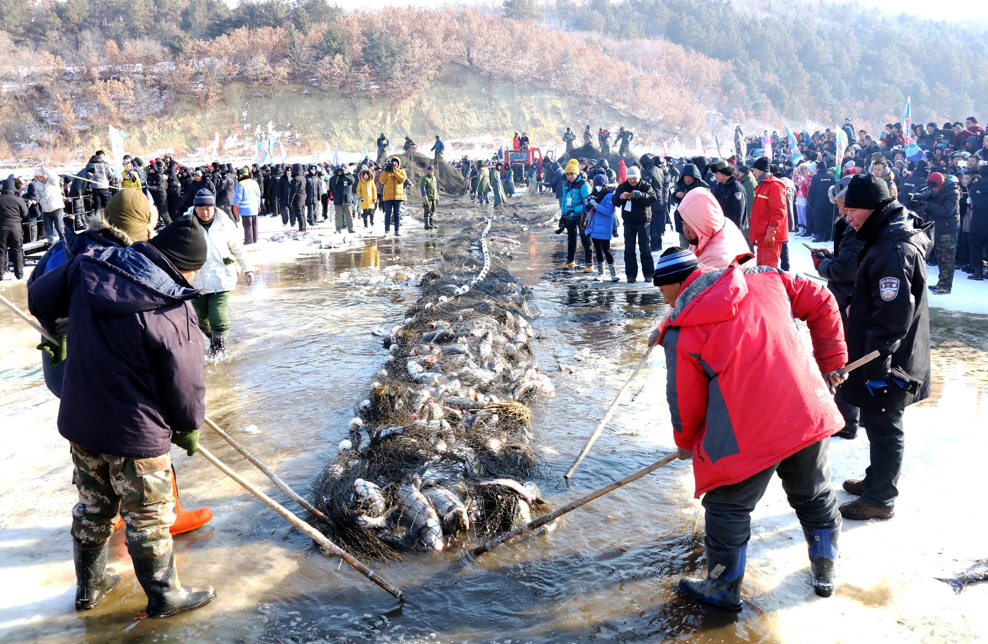 华夏丨踏雪捕鱼架铁锅，镜泊跃美